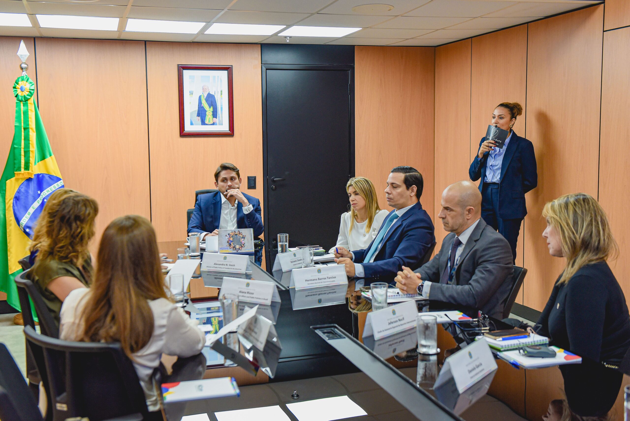 Tradução simultânea em reunião ministerial