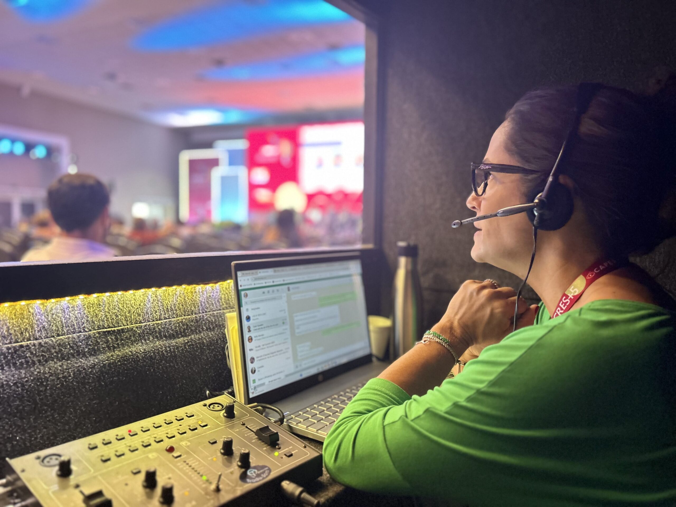 Cabine de tradução simultânea em evento de grande porte